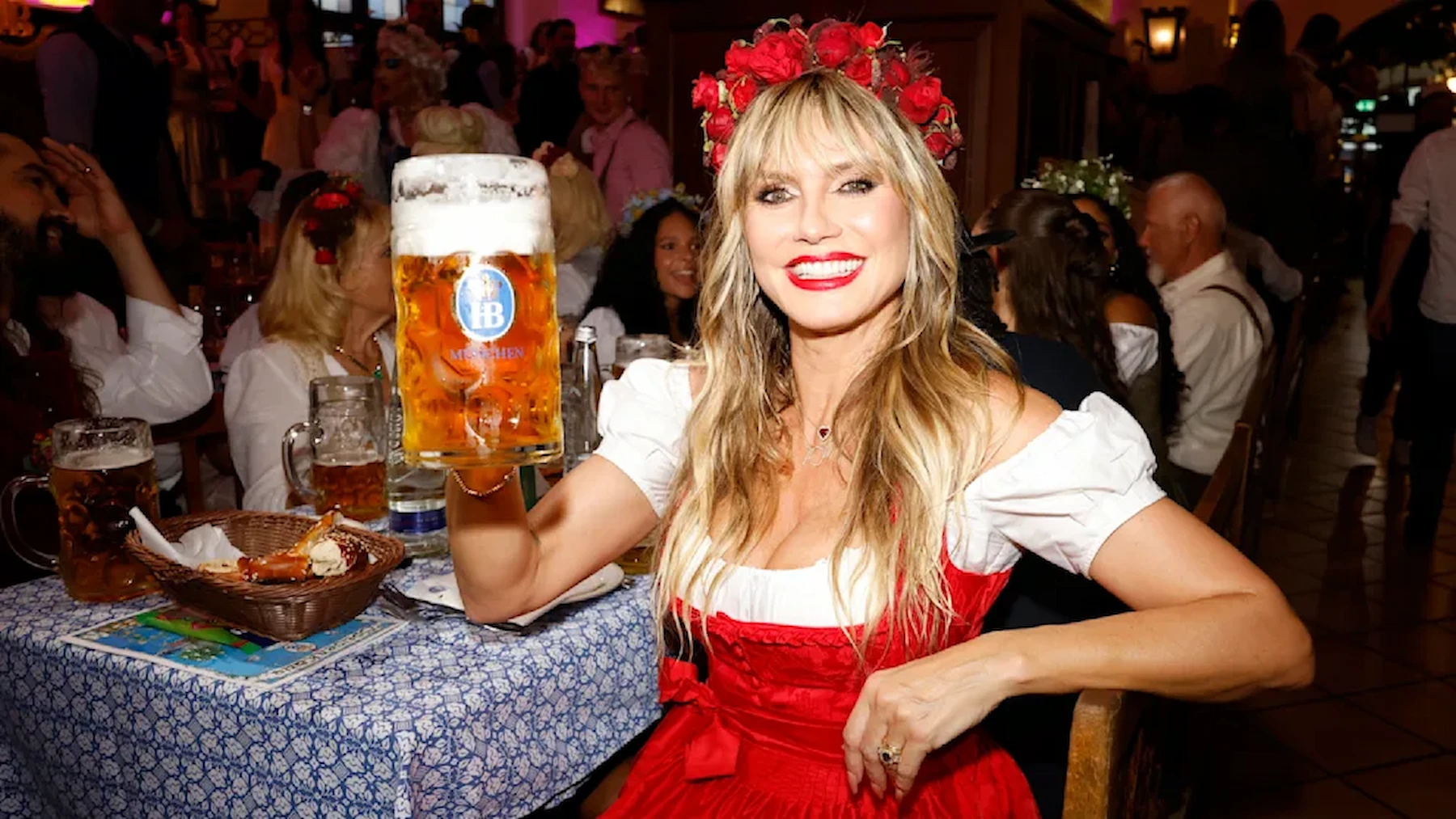 Heidi Klum inaugura l’Oktoberfest con l’HeidiFest